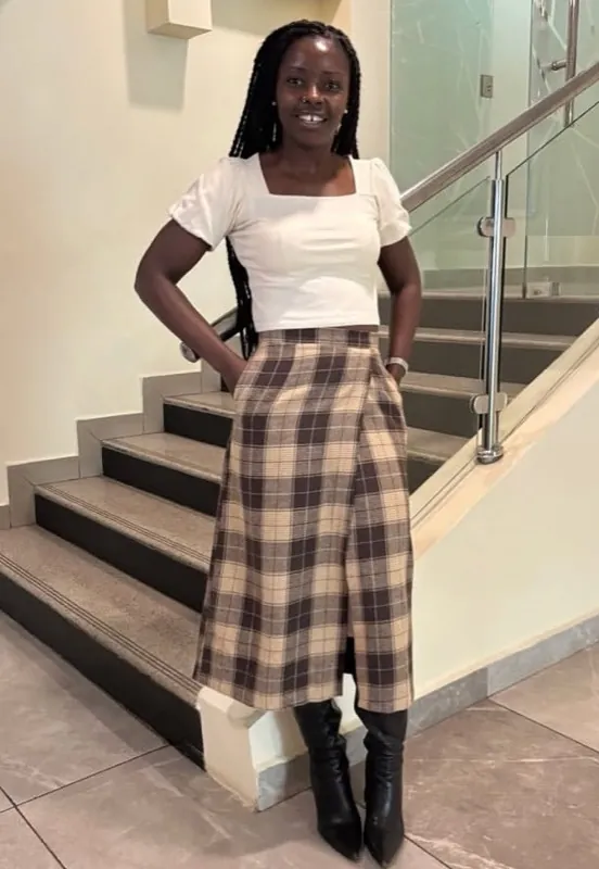 Sarah Anupi auf einer Treppe