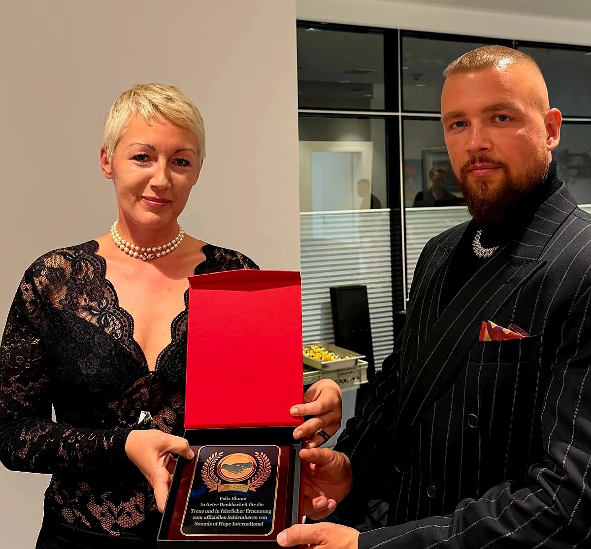 Xenia Hügel und Felix Blume mit der Urkunde zur Schirmherrschaft