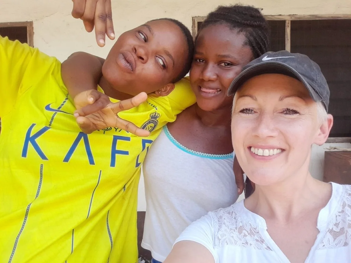 Xenia Hügel mit zwei Mädchen in Uganda