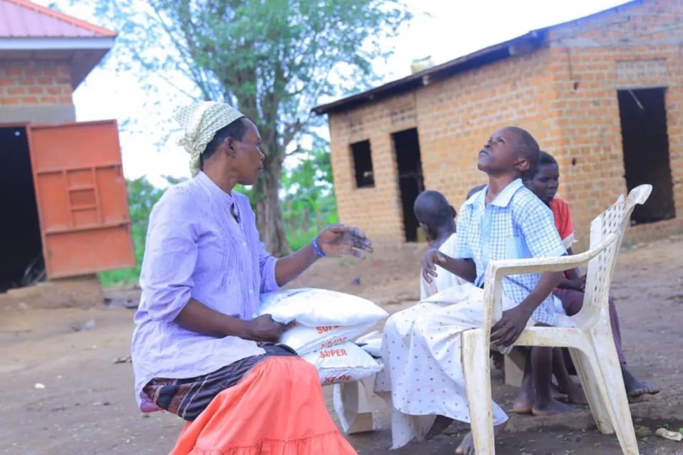 Der Mobile Doctor behandelt Patienten in einem Dorf in Uganda