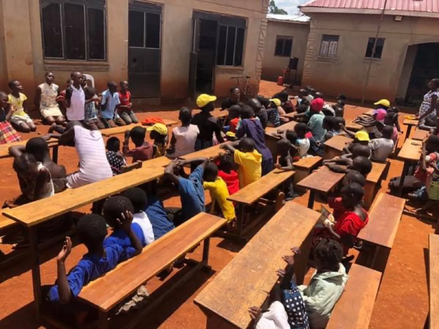 Kinder in einem Klassenraum der Schule in Poleko, Uganda